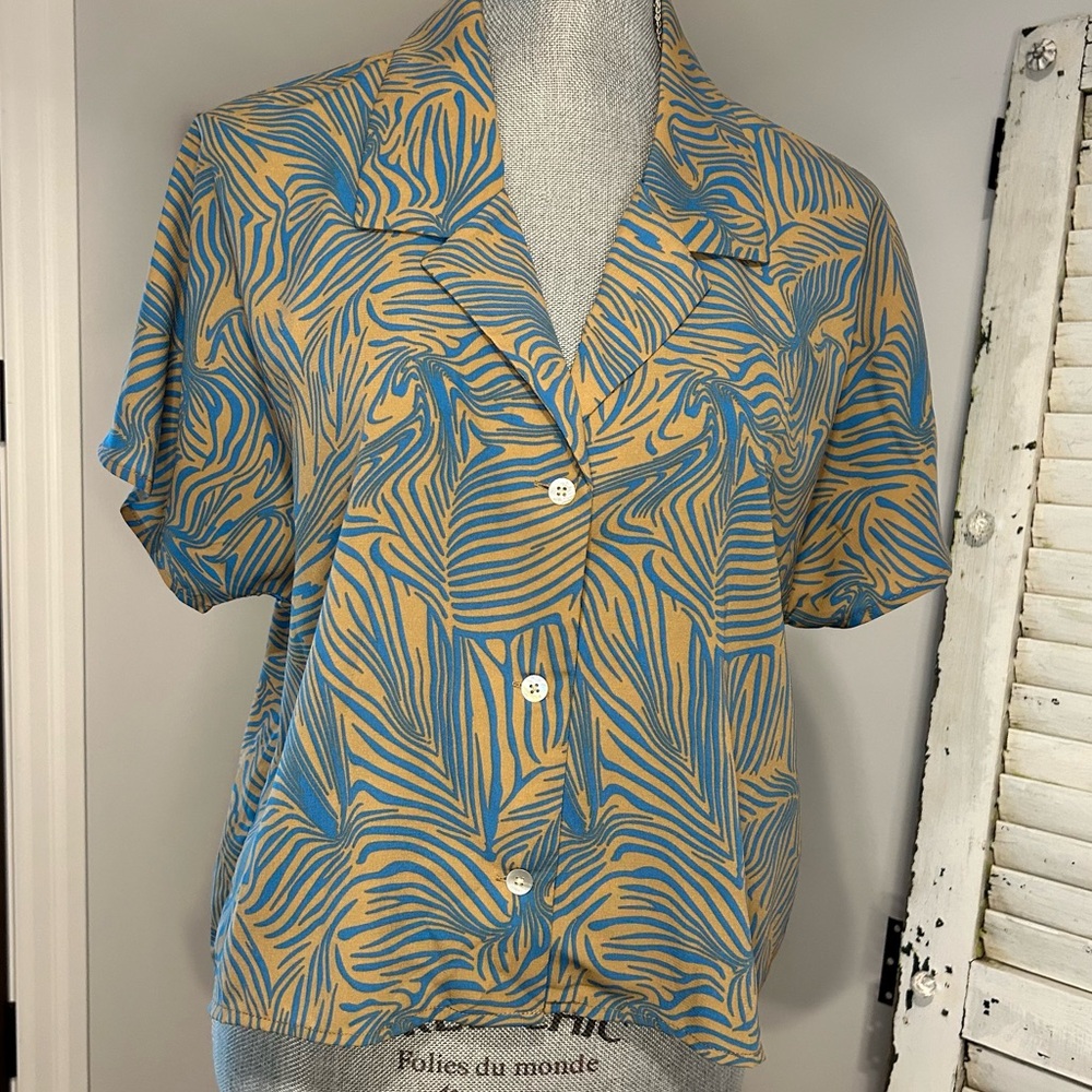ICONE par Simons short sleeve button up blouse size L blue & tan
